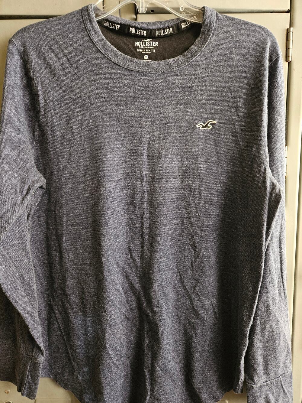Hollister Mens curved hem long sleeve tshirt Size Medium